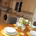 Luxury 4 Bed House In Swindon