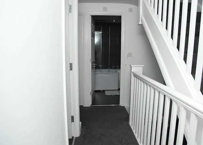 Luxury 4 Bed House In Swindon