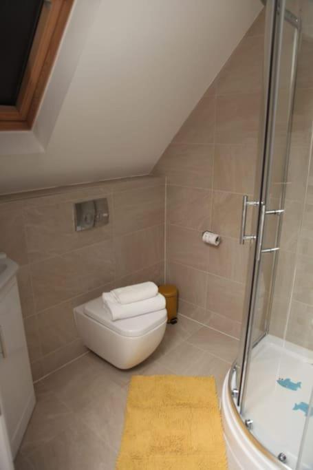 Luxury 4 Bed House In Swindon
