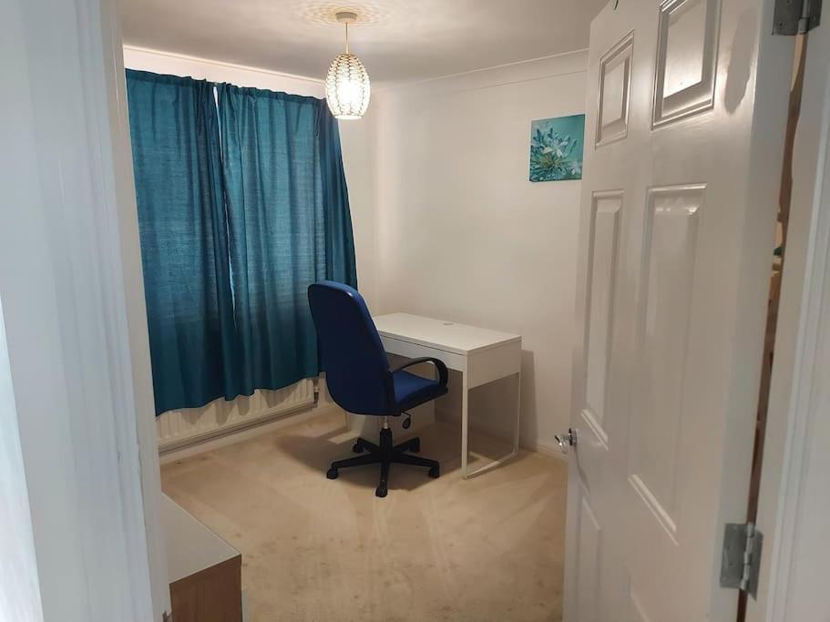 Luxury 4 Bed House In * Swindon