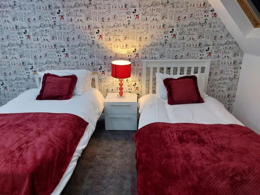 Luxury 4 Bed House In *